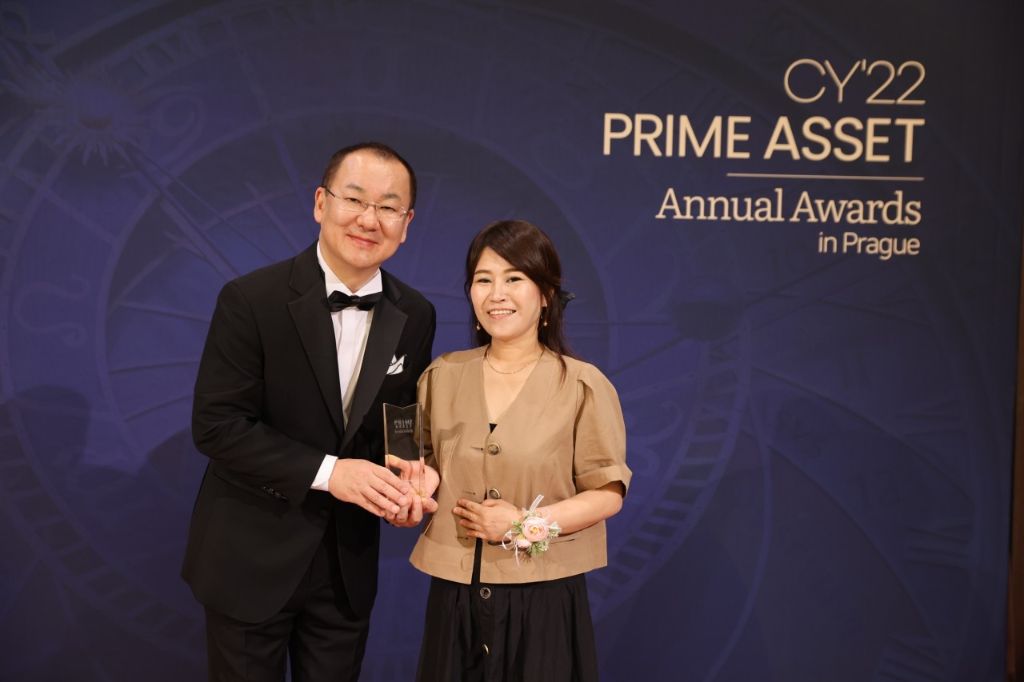 CY'22 Prime Asset Annual Awards in Prague - 트로피 수여
